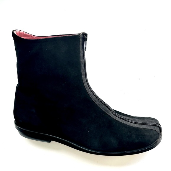 EUC Joan & David Black Suede Ankle Boots, zipper front design, 8 - Picture 1 of 9